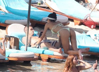 [ẢNH] Nhà vô địch EURO hưởng trăng mật bên siêu mẫu nóng bỏng