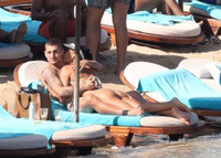 [ẢNH] Nhà vô địch EURO hưởng trăng mật bên siêu mẫu nóng bỏng