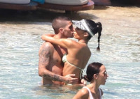 [ẢNH] Nhà vô địch EURO hưởng trăng mật bên siêu mẫu nóng bỏng