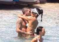 [ẢNH] Nhà vô địch EURO hưởng trăng mật bên siêu mẫu nóng bỏng