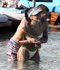 [ẢNH] Nhà vô địch EURO hưởng trăng mật bên siêu mẫu nóng bỏng