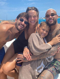 [ẢNH] Neymar vui vẻ với người yêu cũ trên du thuyền