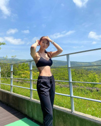 [ẢNH] Đường cong cơ thể hoàn mỹ của 'nữ thần yoga' Hàn Quốc