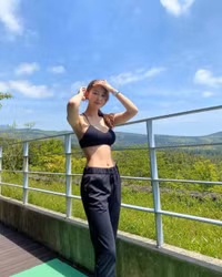 [ẢNH] Đường cong cơ thể hoàn mỹ của 'nữ thần yoga' Hàn Quốc