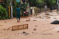 Cận cảnh hàng loạt ô tô, xe máy bị vùi trong cát sau cơn mưa lớn