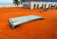 Cận cảnh hàng loạt ô tô, xe máy bị vùi trong cát sau cơn mưa lớn