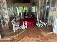 Cận cảnh hàng loạt ô tô, xe máy bị vùi trong cát sau cơn mưa lớn