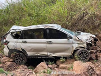 Xe ô tô con lao xuống vách núi bẹp rúm, cả gia đình thoát chết thần kỳ