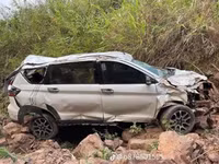 Xe ô tô con lao xuống vách núi bẹp rúm, cả gia đình thoát chết thần kỳ