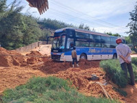 Cận cảnh hàng loạt ô tô, xe máy bị vùi trong cát sau cơn mưa lớn