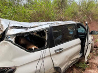 Xe ô tô con lao xuống vách núi bẹp rúm, cả gia đình thoát chết thần kỳ