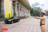 Ấn tượng với nữ CSGT bảo vệ Đại hội Đảng bộ TP Hà Nội