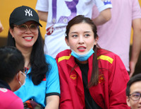 [ẢNH] Á hậu Huyền My đến sân cổ vũ 