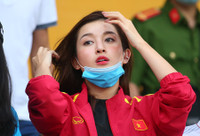 [ẢNH] Á hậu Huyền My đến sân cổ vũ 