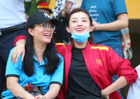 [ẢNH] Á hậu Huyền My đến sân cổ vũ 