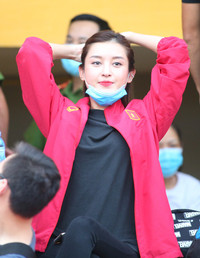 [ẢNH] Á hậu Huyền My đến sân cổ vũ 