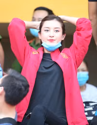 [ẢNH] Á hậu Huyền My đến sân cổ vũ 
