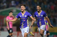 Hoa hậu Đỗ Mỹ Linh tươi rói ăn mừng CLB Hà Nội vô địch