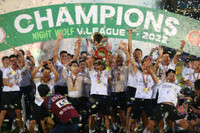 Hoa hậu Đỗ Mỹ Linh tươi rói ăn mừng CLB Hà Nội vô địch