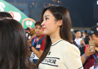 Hoa hậu Đỗ Mỹ Linh tươi rói ăn mừng CLB Hà Nội vô địch