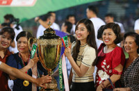 Hoa hậu Đỗ Mỹ Linh tươi rói ăn mừng CLB Hà Nội vô địch