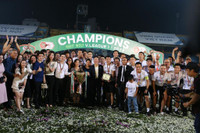 Hoa hậu Đỗ Mỹ Linh tươi rói ăn mừng CLB Hà Nội vô địch