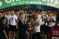 Hoa hậu Đỗ Mỹ Linh tươi rói ăn mừng CLB Hà Nội vô địch