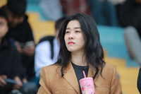 Những cổ động viên xinh đẹp, đáng yêu trên khán đài sân Xuân Đỉnh