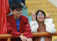 Những cổ động viên xinh đẹp, đáng yêu trên khán đài sân Xuân Đỉnh