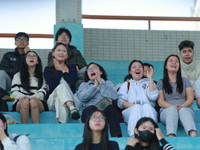 Những cổ động viên xinh đẹp, đáng yêu trên khán đài sân Xuân Đỉnh