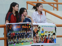 Những cổ động viên xinh đẹp, đáng yêu trên khán đài sân Xuân Đỉnh