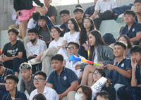 Những cổ động viên xinh đẹp, đáng yêu trên khán đài sân Xuân Đỉnh