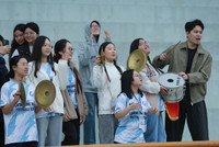 Những cổ động viên xinh đẹp, đáng yêu trên khán đài sân Xuân Đỉnh