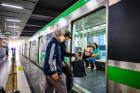 Thanh niên Hà Nội thích thú check in trong ngày đầu đường sắt Cát Linh - Hà Đông bán vé