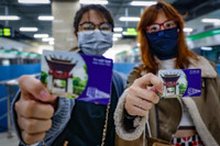 Thanh niên Hà Nội thích thú check in trong ngày đầu đường sắt Cát Linh - Hà Đông bán vé