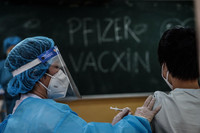 Xem học sinh lớp 12 Hà Nội phấn khởi khi được tiêm vaccine Pfizer phòng Covid-19 