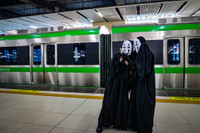 Thanh niên Hà Nội thích thú check in trong ngày đầu đường sắt Cát Linh - Hà Đông bán vé