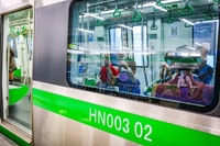 Thanh niên Hà Nội thích thú check in trong ngày đầu đường sắt Cát Linh - Hà Đông bán vé