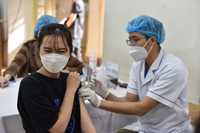 Hình ảnh trong ngày: Những vẻ mặt biểu cảm của học sinh Hoàn Kiếm khi tiêm vaccine phòng Covid-19