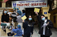 Hình ảnh trong ngày: Những vẻ mặt biểu cảm của học sinh Hoàn Kiếm khi tiêm vaccine phòng Covid-19