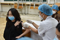 Hình ảnh trong ngày: Những vẻ mặt biểu cảm của học sinh Hoàn Kiếm khi tiêm vaccine phòng Covid-19