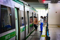 Thanh niên Hà Nội thích thú check in trong ngày đầu đường sắt Cát Linh - Hà Đông bán vé