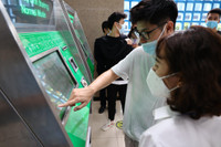 Thanh niên Hà Nội thích thú check in trong ngày đầu đường sắt Cát Linh - Hà Đông bán vé