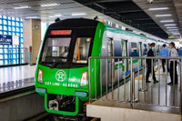 Thanh niên Hà Nội thích thú check in trong ngày đầu đường sắt Cát Linh - Hà Đông bán vé