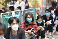 Hình ảnh trong ngày: Những vẻ mặt biểu cảm của học sinh Hoàn Kiếm khi tiêm vaccine phòng Covid-19