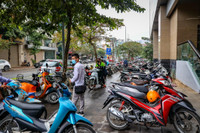 Thanh niên Hà Nội thích thú check in trong ngày đầu đường sắt Cát Linh - Hà Đông bán vé