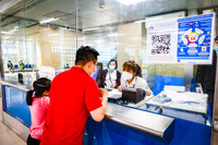 Thanh niên Hà Nội thích thú check in trong ngày đầu đường sắt Cát Linh - Hà Đông bán vé