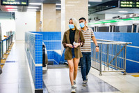 Thanh niên Hà Nội thích thú check in trong ngày đầu đường sắt Cát Linh - Hà Đông bán vé