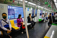 Thanh niên Hà Nội thích thú check in trong ngày đầu đường sắt Cát Linh - Hà Đông bán vé