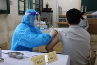 Xem học sinh lớp 12 Hà Nội phấn khởi khi được tiêm vaccine Pfizer phòng Covid-19 